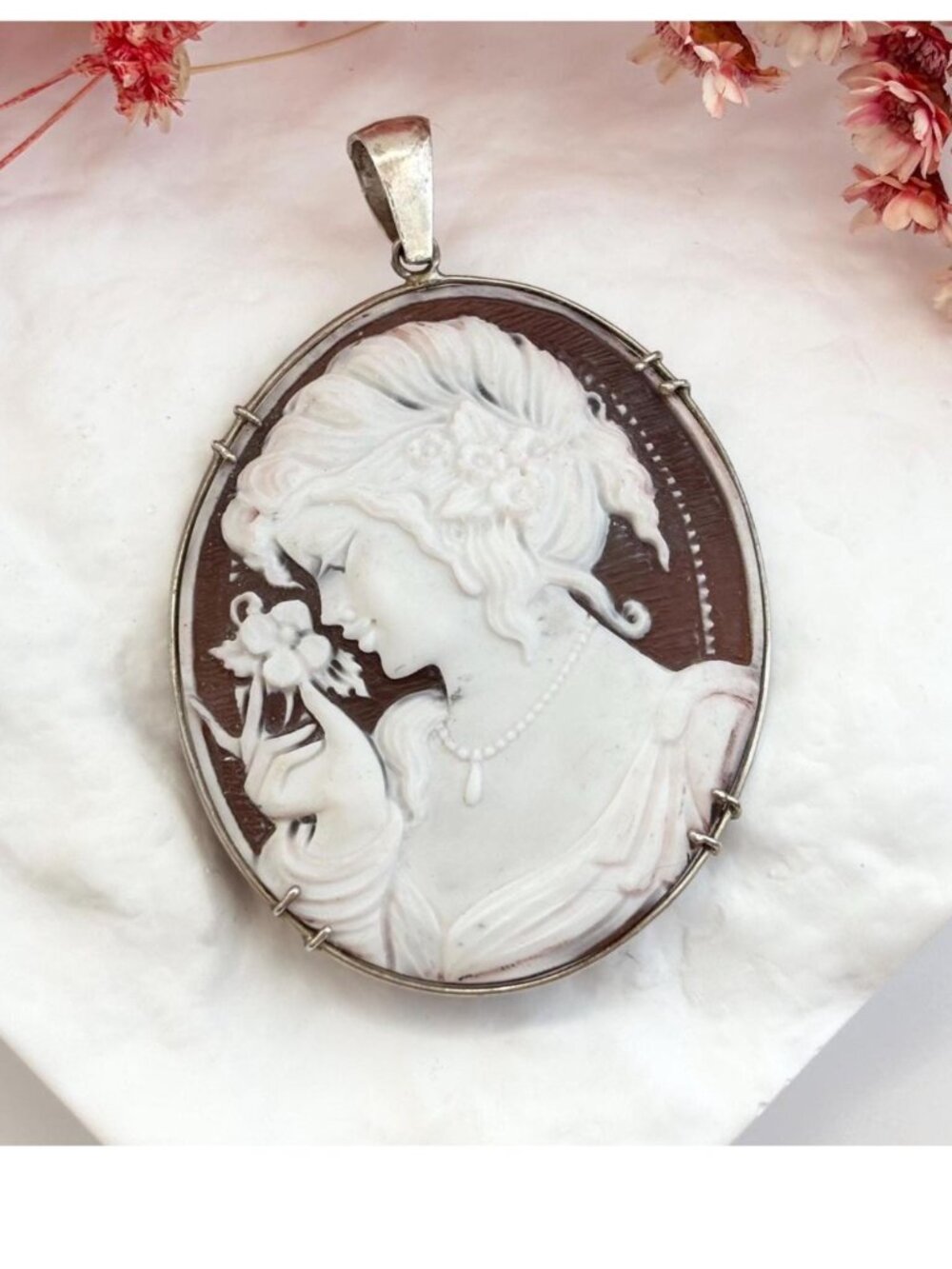 Green Cameo Ceramic White Figure Featured Couple Vintage Gold Framed Brooch Pin